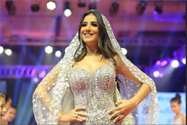 الفنانة مي عمر