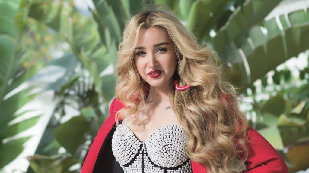 الفنانة هنا