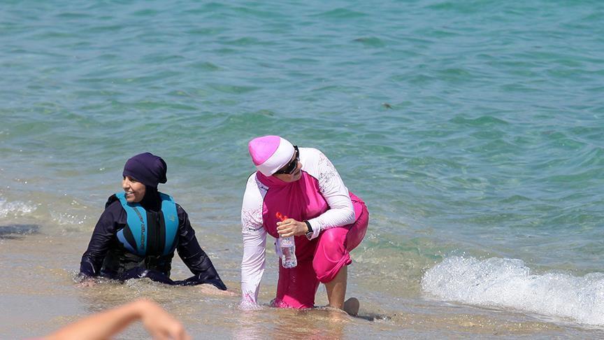 السعودية تسمح بالاختلاط وارتداء البكيني على الشواطئ