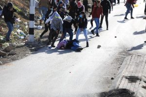 تواصل قوات الاحتلال الإسرائيلي اعتداءها الوحشي واعتقالها الفلسطينيين الذين يدافعون عن أراضيهم من الاستيلاء عليها.