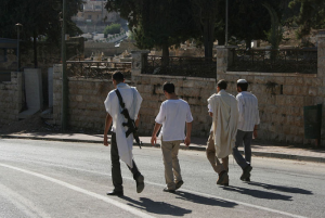 جنود إسرائيليون ومستوطنون يهود يجبرون المتاجر الفلسطينية على إغلاق المتاجر في الخليل