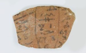 وجد فريق من وزارة السياحة والآثار وجامعة توبينغن الألمانية أكثر من 18000 من دفاتر الملاحظات المصرية القديمة من حوالي 2000 عام ، مما أعطانا نظرة ثاقبة على الحياة اليومية للأشخاص العاديين.