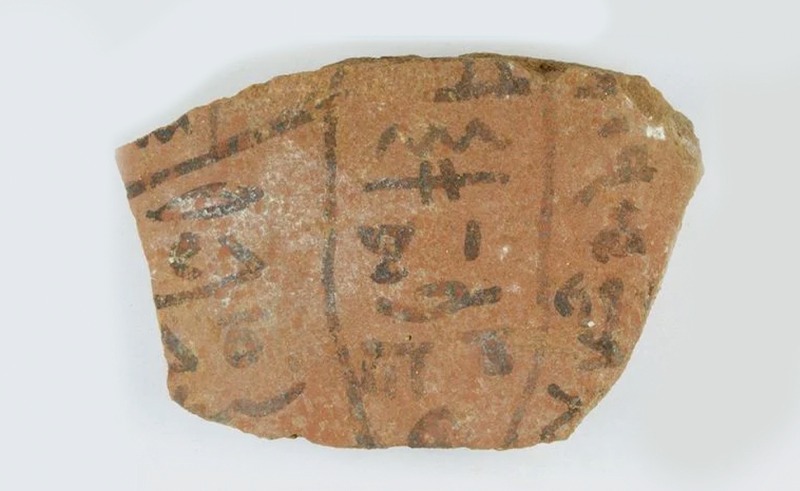 وجد فريق من وزارة السياحة والآثار وجامعة توبينغن الألمانية أكثر من 18000 من دفاتر الملاحظات المصرية القديمة من حوالي 2000 عام ، مما أعطانا نظرة ثاقبة على الحياة اليومية للأشخاص العاديين.