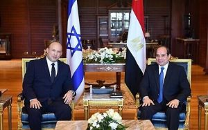 رئيس الوزراء بينيت عالق بين الرغبة في توطيد العلاقات مع القوى الإقليمية وعدم الرغبة في المبالغة في إثارة غضب واشنطن.