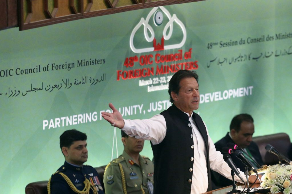 رئيس الوزراء الباكستاني عمران خان : الدول الإسلامية خذلت الفلسطينيين والكشميريين