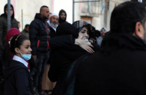 مجموعة من الحجاج الفلسطينيين تغادر قطاع غزة المحاصر لأداء العمرة