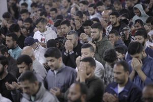 أجواء ليلة القدر في ثلاثة مساجد فلسطينية كبيرة في غزة