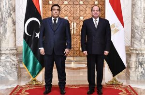 الرئيس المصري عبد الفتاح السيسي برئيس مجلس الرئاسة الليبي محمد المنفي في القاهرة