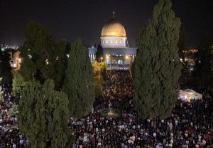 حوالي 250 ألف فلسطيني يحييون ليلة القدر في الأقصى