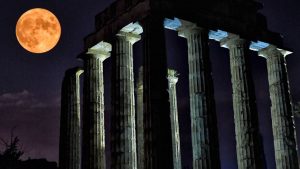 البدر-يرتفع-خلف-معبد-زيوس-القديم-في-Nemea-اليونان
