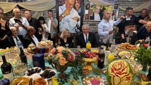 رئيس الوزراء السابق بنيامين نتنياهو وزوجته سارة يزوران مهرجان ميمونة في أور عكيفا في 23 أبريل 2022.