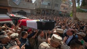 مشيعون-وجنود-يحملون-نعش-سليمان-علي-سليمان-،-أحد-11-جنديًا-مصريًا-قتلوا-في-هجوم-تبناه-داعش-في-شبه-جزيرة-سيناء