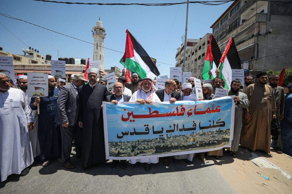 علماء فلسطينيون ينظمون احتجاجًا على قرار المحكمة الإسرائيلية بالسماح للمستوطنين اليهود بأداء شعائرهم الدينية في ساحة المسجد الأقصى بمدينة غزة