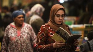 امرأة تنظر إلى كتاب في سوق الأزبكية التاريخي في وسط القاهرة في 16 يناير 2019.