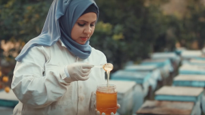 تقرير موقع مصرنا الإخباري عن أول امرأة تعمل في تربية النحل في غزة