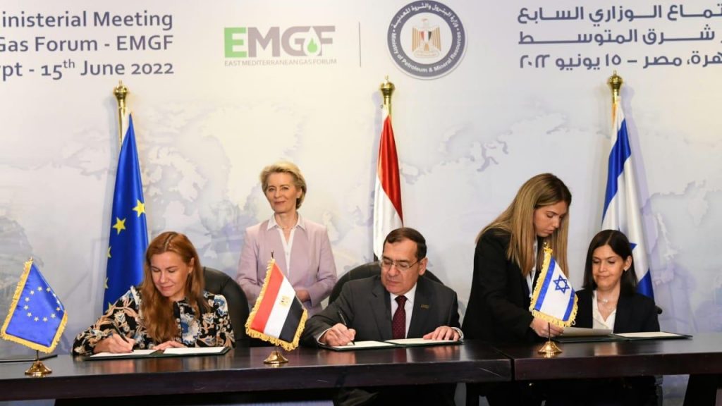 تعتبر اتفاقية مصر وإسرائيل والاتحاد الأوروبي بشأن نقل وتصدير الغاز الطبيعي نموذجا لسرقة سوق روسيا بين مستهلكي ومنتجي الغاز.