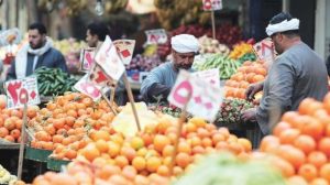 الباعة يعملون في سوق الخضار أثناء تفشي الوباء في القاهرة.