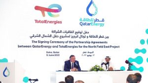 الرئيس التنفيذي لشركة QatarEnergy سعد شريدة الكعبي (إلى اليمين) والرئيس التنفيذي لشركة TotalEnergies الفرنسية باتريك بويان يحضران حفل توقيع في مقر شركة QatarEnergy في الدوحة في 12 يونيو 2022.