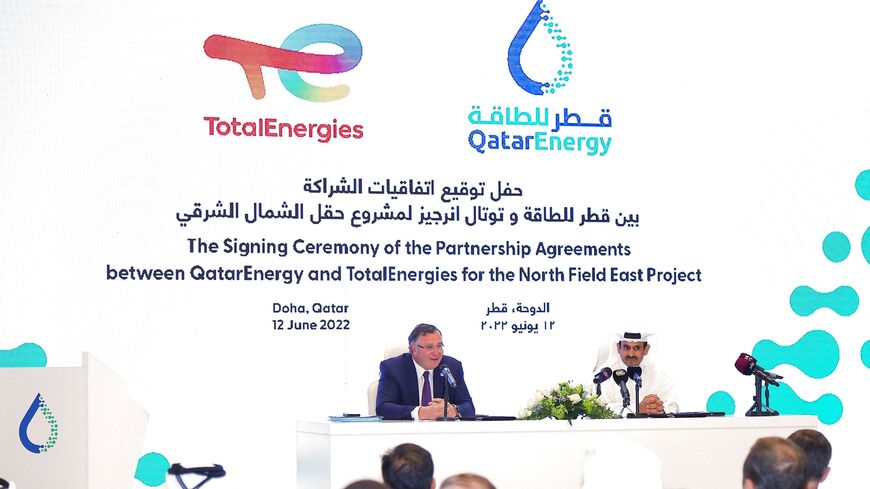 الرئيس التنفيذي لشركة QatarEnergy سعد شريدة الكعبي (إلى اليمين) والرئيس التنفيذي لشركة TotalEnergies الفرنسية باتريك بويان يحضران حفل توقيع في مقر شركة QatarEnergy في الدوحة في 12 يونيو 2022.