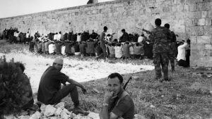 خلال حرب الأيام الستة عام 1967 تظهر جنود إسرائيليين يقفون تحت حراسة أسرى حرب أردنيين وفلسطينيين على طول جدار في مجمع المسجد الأقصى
