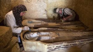 عمال تنقيب داخل مقبرة في هضبة أهرامات الجيزة ، في الضواحي الجنوبية الغربية للقاهرة.