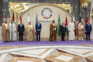 الرئيس الأمريكي جو بايدن يلتقط صورة مع زعماء الخيانة في جدة.