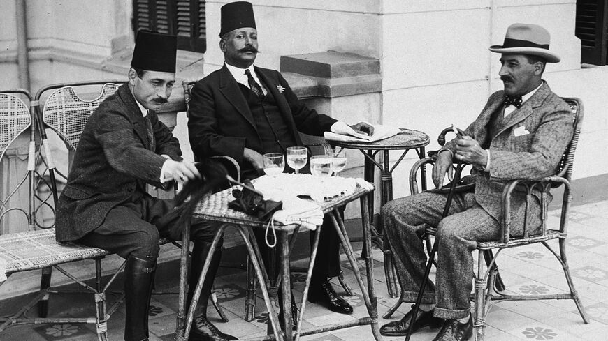 بينما تحتفل مصر بمرور 100 عام على اكتشاف مقبرة الملك توت عنخ آمون ، ظهرت أدلة جديدة على أن المكتشف ، هوارد كارتر ، سرق أشياء منها.