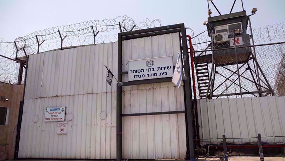 فلسطيني ينظم إضرابا جماعيا عن الطعام