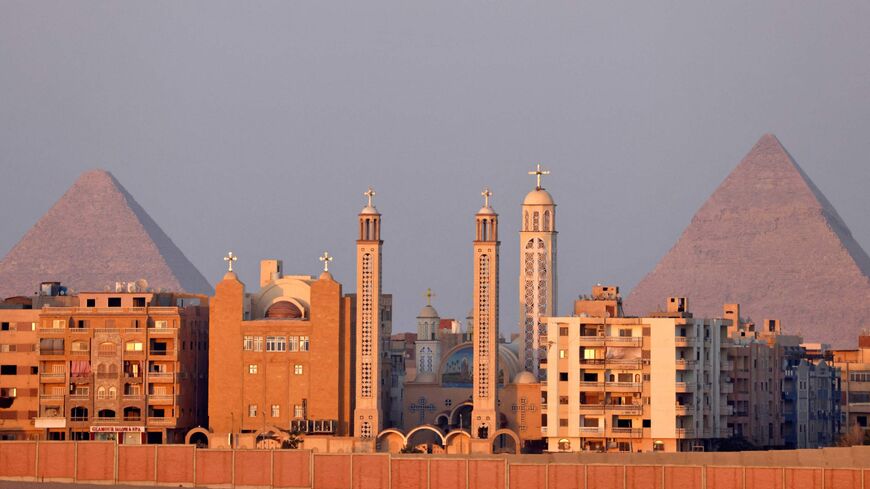 كنيسة السيدة العذراء مريم والقديس الأنبا رويس في حي حدائق الأهرام مع الأهرامات العظيمة في مقبرة أهرامات الجيزة في الخلفية ، في الضواحي الجنوبية الغربية للعاصمة المصرية القاهرة.