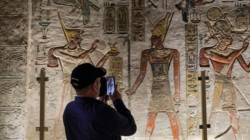 أعلنت وزارة السياحة والآثار المصرية ، الانتهاء من أعمال ترميم الضريح الذهبي بمعبد حابو بالأقصر ، الذي بني تخليدا لذكرى الملك رمسيس الثالث.أعلنت وزارة السياحة والآثار المصرية في 4 أغسطس / آب أنها انتهت من ترميم الضريح الذهبي في معبد هابو بالضفة الغربية لمحافظة الأقصر بجنوب مصر.