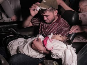 استهدف الجيش الإسرائيلي مواقع داخل غزة. وسمعت صفارات الإنذار ليلا في أنحاء جنوب ووسط إسرائيل مع إطلاق صواريخ من غزة ردا على ذلك.