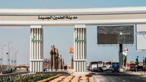 وابات الطريق السريع المؤدي إلى مدينة العلمين الجديدة ، الواقعة على بعد حوالي 100 كيلومتر (62 ميلاً) غرب مدينة الإسكندرية الشمالية.