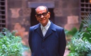 بعد الكشف عن مذكراته المكتوبة بخط اليد ، تستعد ابنة نجيب محفوظ ، أم كلثوم ، لكشفها للجمهور في كتابها الجديد "أبي نجيب محفوظ".