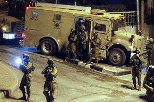 جرحى فلسطينيون جراء اقتحام قوات الاحتلال الإسرائيلي مدينة دورا بالضفة الغربية