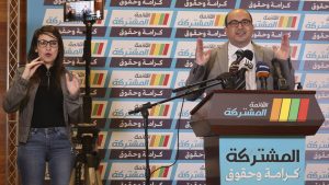 سامي أبو شحادة ، زعيم حزب التجمع ، يتحدث خلال مؤتمر صحفي