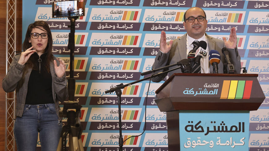 سامي أبو شحادة ، زعيم حزب التجمع ، يتحدث خلال مؤتمر صحفي