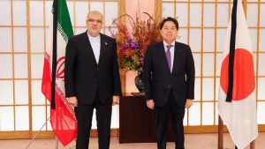 صورة نشرت على صفحة تويتر لوزارة الخارجية اليابانية تظهر وزير الخارجية الياباني يوشيماسا هاياشي (يمين) ووزير النفط الإيراني جواد أوجي