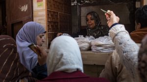 يحمل العملاء بطاقات دعم أثناء شراء الخبز الطازج في 15 ديسمبر 2016 في القاهرة ، مصر.