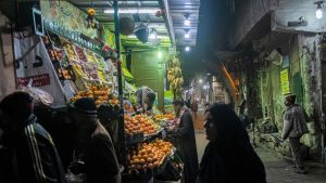 في ظل الأزمة التي يمر بها الاقتصاد المصري ، وتراجع العملة الحرة وارتفاع التضخم ، تضرر الفقراء بشدة ، لكن الطبقة الوسطى تتأرجح أيضًا على حافة الهاوية .