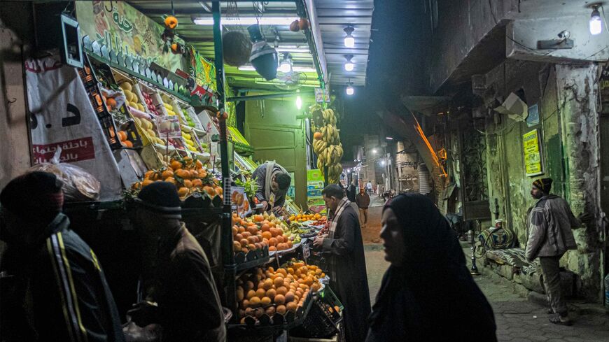 في ظل الأزمة التي يمر بها الاقتصاد المصري ، وتراجع العملة الحرة وارتفاع التضخم ، تضرر الفقراء بشدة ، لكن الطبقة الوسطى تتأرجح أيضًا على حافة الهاوية .