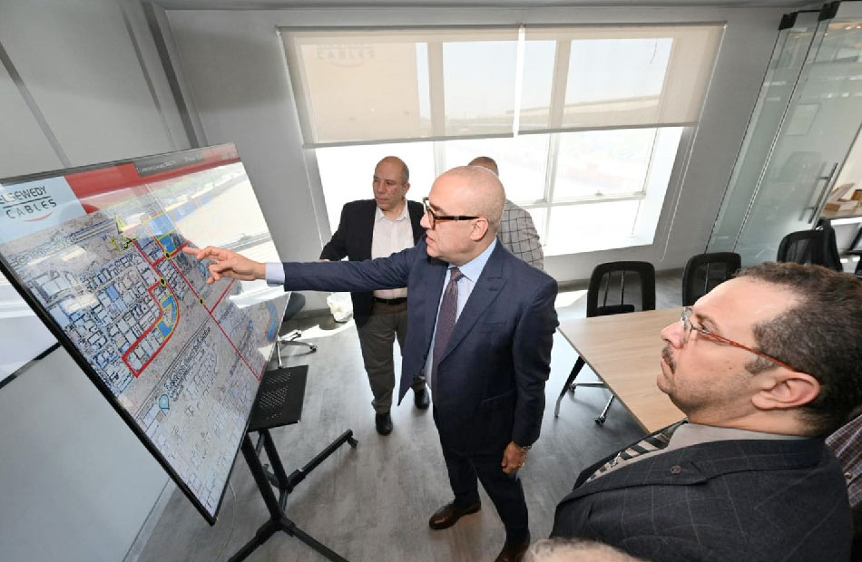 وزير الإسكان يناقش مقترحات لتطوير المناطق الصناعية بالمدن الجديدة